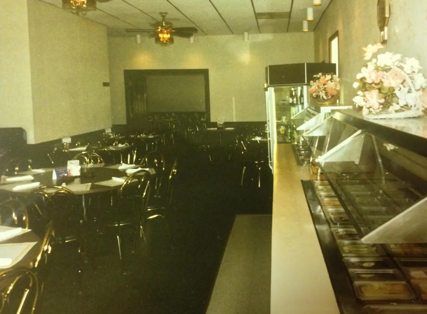 cavataio's restaurant & pizzeria - picture late 1980's or early 1990's of the restaurant interior
