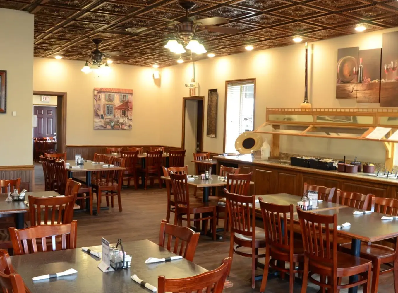 Cavataio's Restaurant & Pizzeria's dining area in Staunton IL